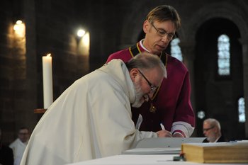 Pfarrer Norbert Schlag beim Unterzeichnen Pfarrer Norbert Schlag beim Unterzeichnen